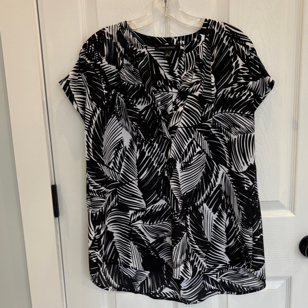 Black & White Palm-Print Short Sleeve V-Neck Blouse